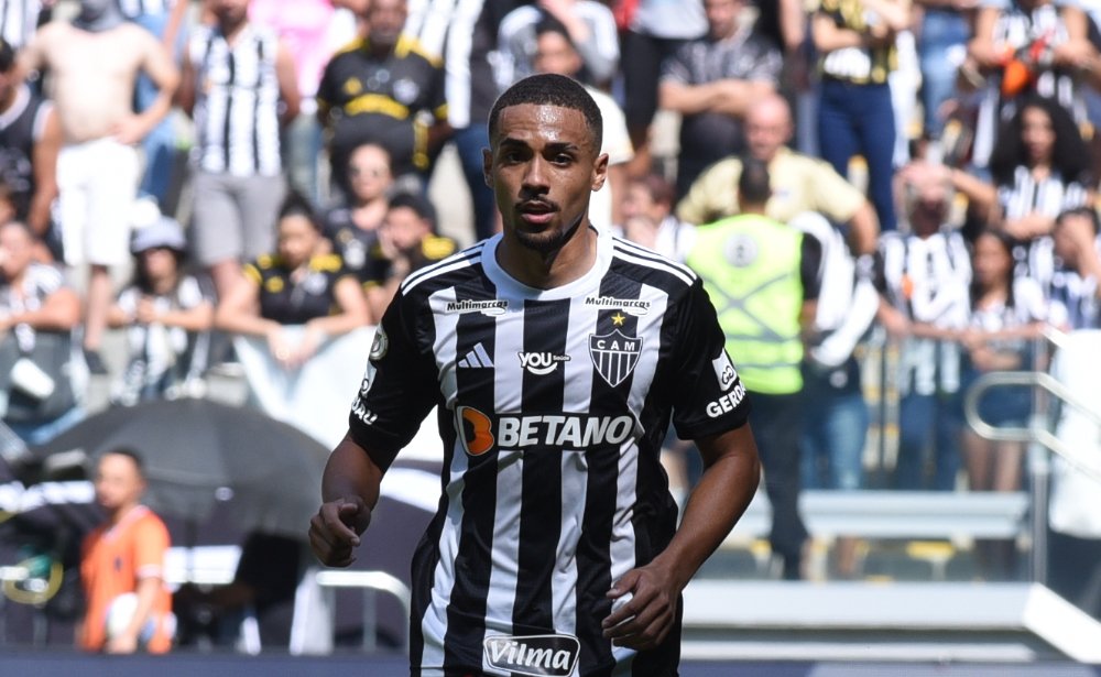 Rômulo, zagueiro do Atlético, em ação diante do Atlético-GO, na Arena MRV (foto: Gladyston Rodrigues/EM/D.A Press)