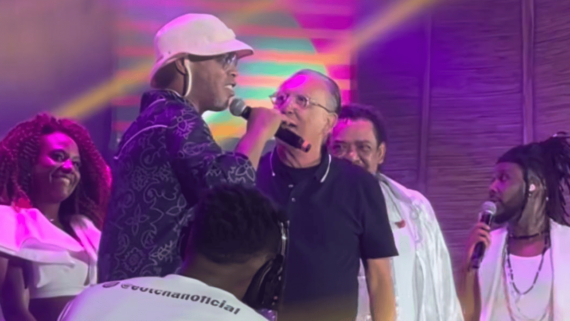 Ronaldinho Gaúcho, ex-jogador de futebol, e Galvão Bueno, narrador, em palco com a banda 'É o Tchan' (foto: Reprodução/Instagram)