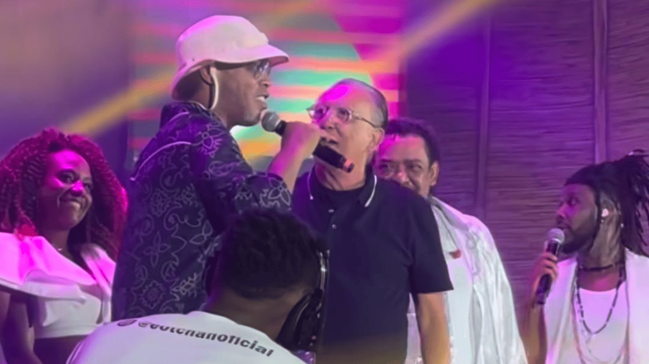 Ronaldinho Gaúcho, ex-jogador de futebol, e Galvão Bueno, narrador, em palco com a banda 'É o Tchan' (foto: Reprodução/Instagram)