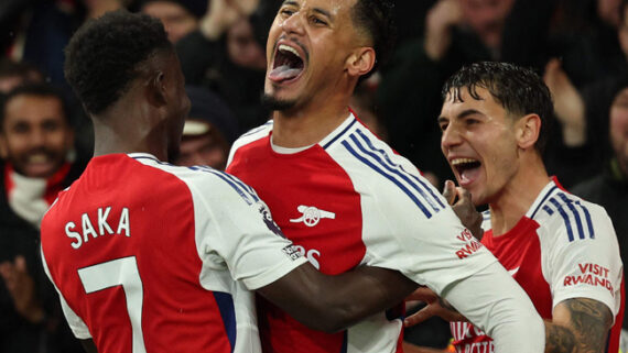 William Saliba fechou o placar na vitória do Arsenal sobre o United (foto:  Adrian Dennis / AFP)