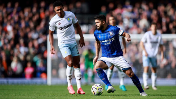 Sam Morsy, meio-campista do Ipswich Town, em ação com a bola durante partida contra o Aston Villa, pela Premier League (foto: BENJAMIN CREMEL/AFP)