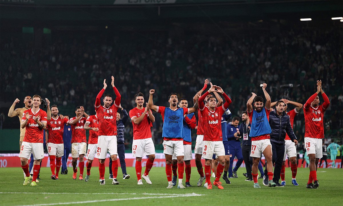 Jogadores do Santa Clara são aplaudidos no Estádio José Alvalade depois da vitória por 1 a 0 sobre o Sporting (foto: FILIPE AMORIM / AFP)