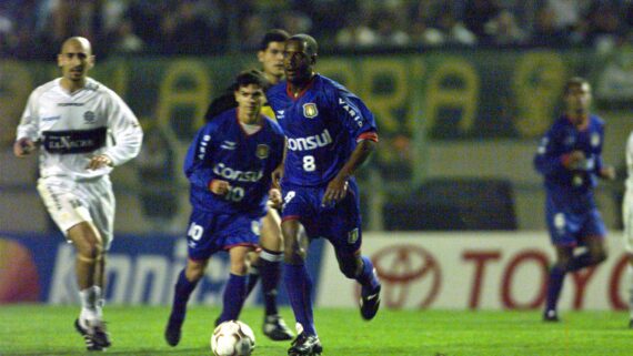 Jogadores de São Caetano e Olimpia na final da Libertadores de 2002 (foto: André Penner/Divulgação)