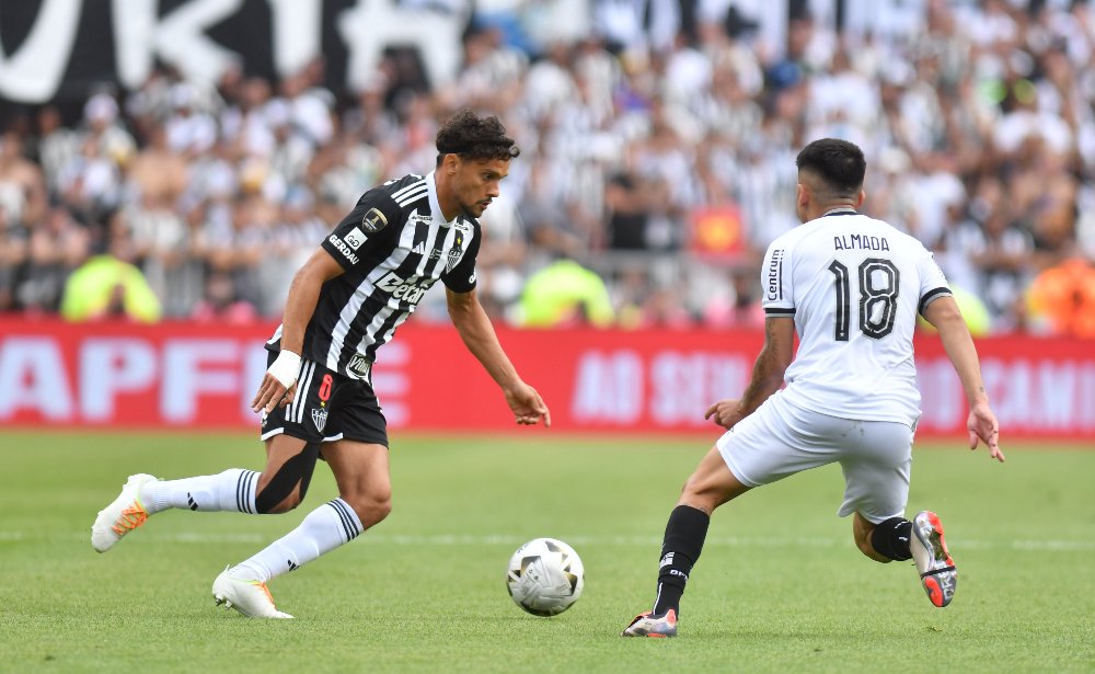 Scarpa em ação pelo Atlético na decisão da Libertadores, contra o Botafogo (foto: Alexandre Guzanshe/EM/D.A Press)
