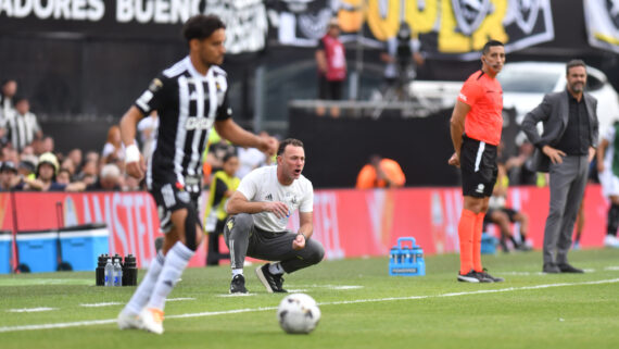 Milito observa Atlético na final da Libertadores enquanto Scarpa conduz a bola (foto: Alexandre Guzanshe/EM/D.A Press)