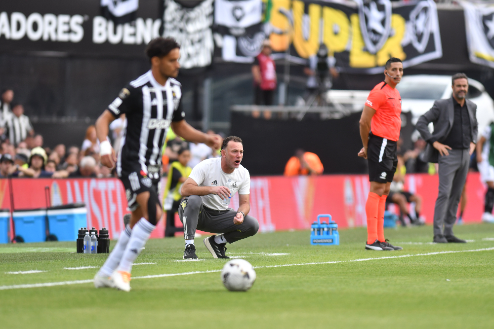 Milito observa Atlético na final da Libertadores enquanto Scarpa conduz a bola - (foto: Alexandre Guzanshe/EM/D.A Press)