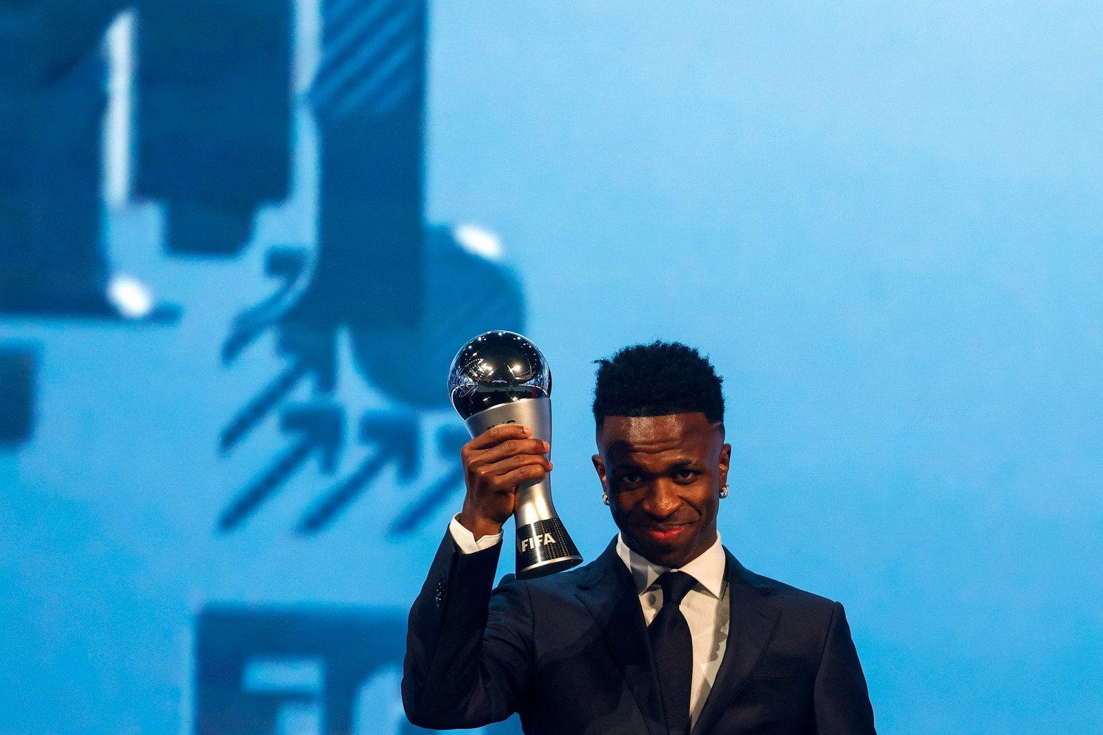 Vini Jr. ergue troféu de melhor do mundo no Fifa The Best (foto: Karim Jaafar/AFP)