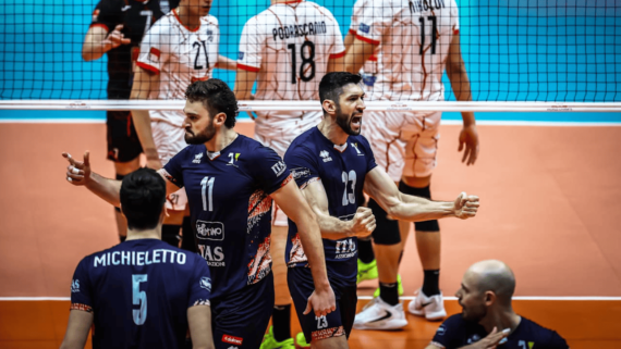 Jogadores de vôlei do Trentino comemorando ponto diante do Civitanova, pela semifinal do Mundial de Vôlei (foto: Divulgação/FIVB)