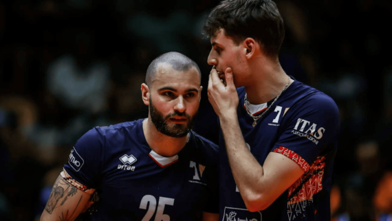 Jogadores de vôlei do Trentino durante partida pelo Mundial (foto: Divulgação/FIVB)