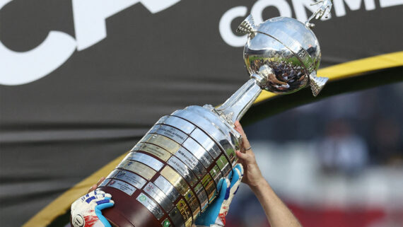 Troféu da Copa Libertadores de 2024 ficou com o Botafogo (foto: Luis ROBAYO / AFP)