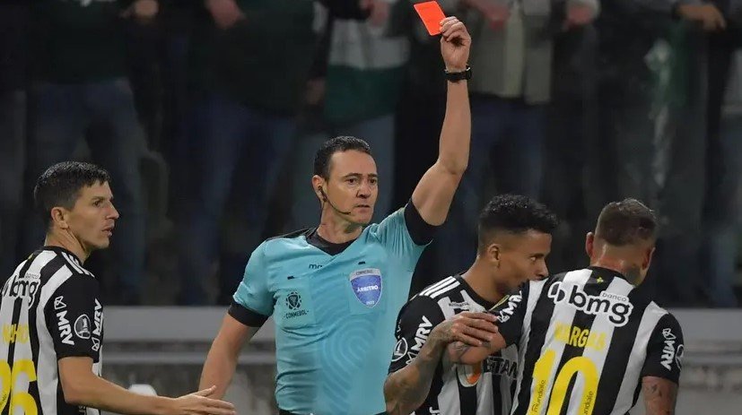 Vargas é expulso durante duelo entre Atlético e Palmeiras pela Libertadores de 2022 - (foto: Nelson Almeida/AFP)