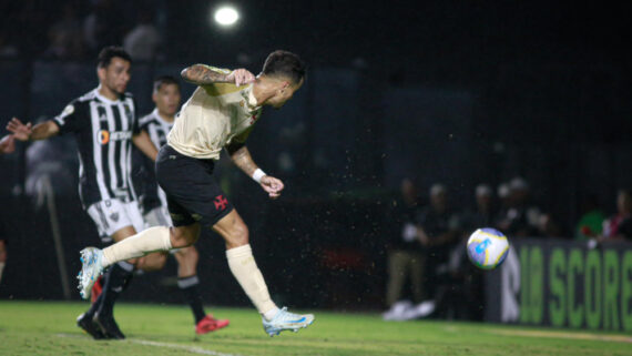 Coutinho, com liberdade na grande área, faz o segundo do Vasco diante do Atlético (foto: Matheus Lima/Vasco)