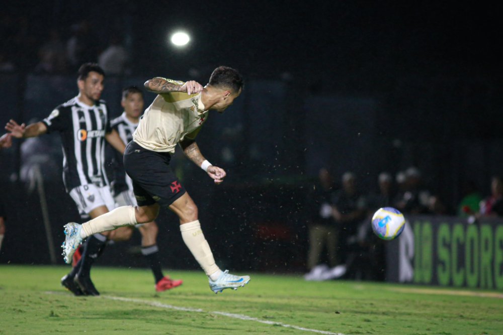 Coutinho, com liberdade na grande área, faz o segundo do Vasco diante do Atlético (foto: Matheus Lima/Vasco)