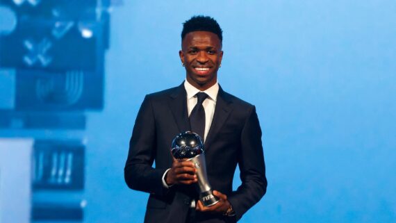 Vinicius Júnior com o troféu de melhor do mundo do Fifa The Best (foto: Karim Jaafar/AFP)