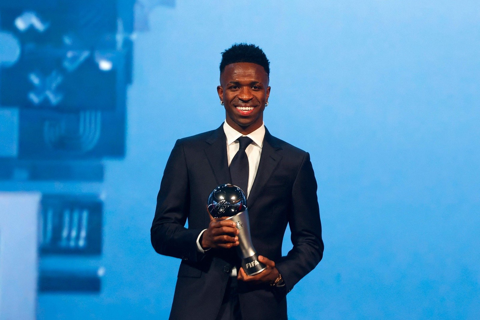 Vinicius Júnior com o troféu de melhor do mundo do Fifa The Best (foto: Karim Jaafar/AFP)