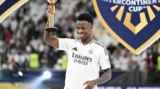 Vini Jr. posa com troféu de melhor jogador da Copa Intercontinental, conquistada pelo Real nesta quarta (18/12) (foto: MAHMUD HAMS/AFP)