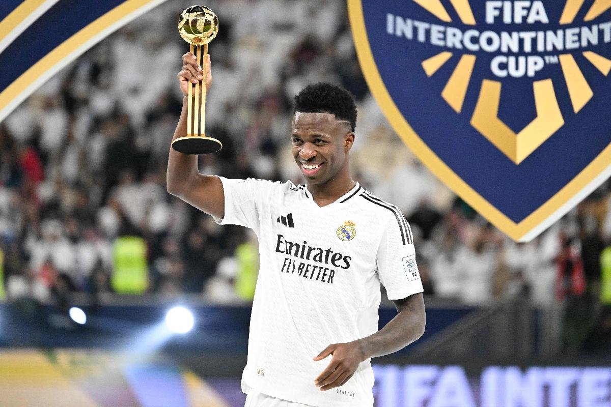 Vini Jr. posa com troféu de melhor jogador da Copa Intercontinental, conquistada pelo Real nesta quarta (18/12) (foto: MAHMUD HAMS/AFP)