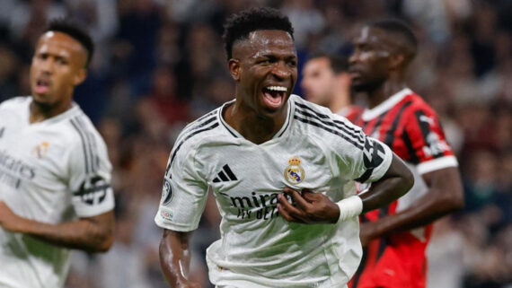 Vinicius Júnior, atacante do Real Madrid, é o melhor jogador do mundo pela Fifa (foto: OSCAR DEL POZO/AFP)