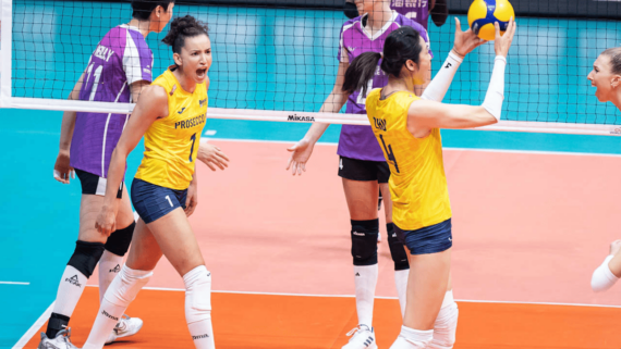 Jogadoras de vôlei do Conegliano celebrando ponto sobre o Tianjin, no Mundial de Clubes (foto: Divulgação/FIVB)