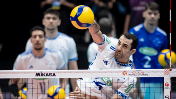 Douglas Souza, ponteiro do Cruzeiro, em ataque (foto: Agência i7/Cruzeiro)