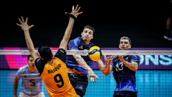 Jogadores de vôlei de Ciudad Voley e Shahdab (foto: Divulgação/FIVB)