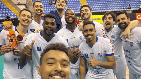 Jogadores de vôlei do Minas após vitória sobre o Blumenau na Superliga Masculina de Vôlei (foto: Divulgação/Minas)