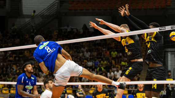 Jogadores de vôlei de Cruzeiro e Praia Clube (foto: Maria Cláudia Souza)