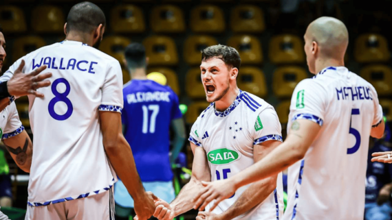 Jogadores de vôlei do Cruzeiro comemorando ponto no Mundial de Clubes Masculino de Vôlei (foto: Divulgação/FIVB)