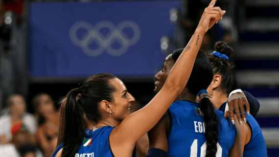 Jogadoras de vôlei da Itália comemorando vitória (foto: Patricia de Melo Moreira/AFP)