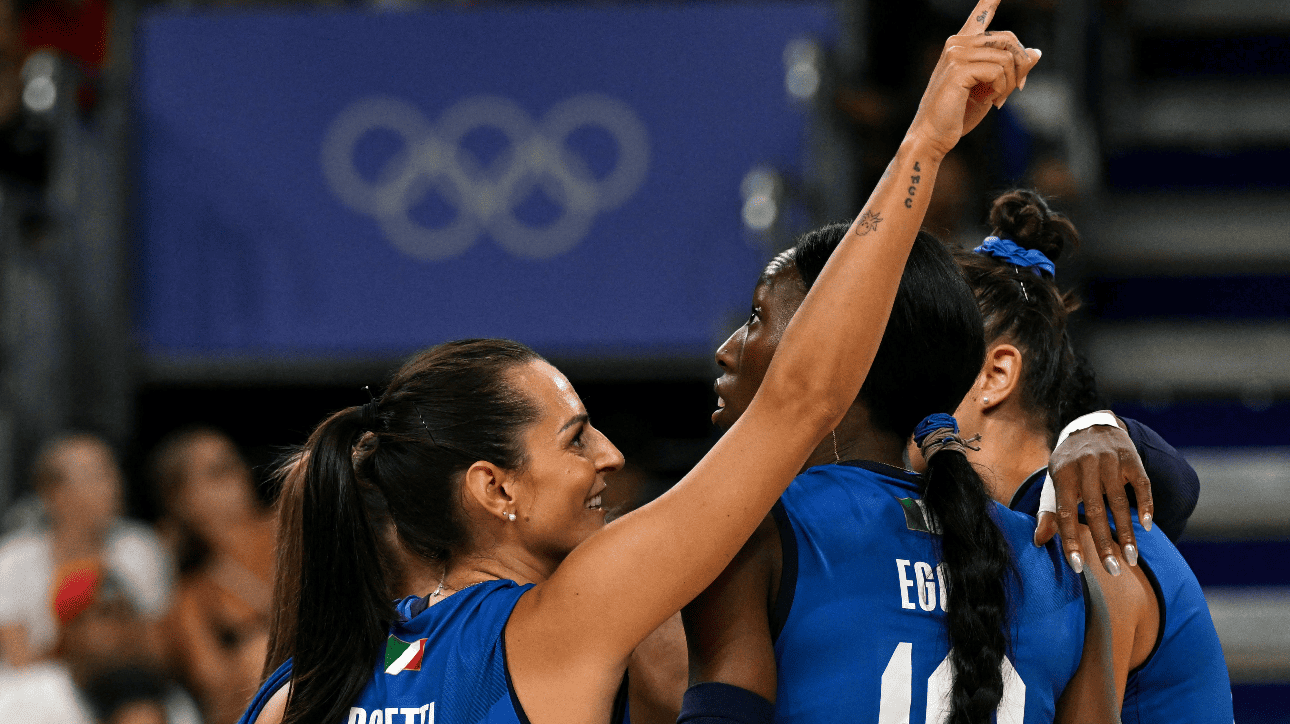 Jogadoras de vôlei da Itália comemorando vitória (foto: Patricia de Melo Moreira/AFP)