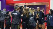 Jogadoras de vôlei do Praia Clube reunidas (foto: Maggie Brasil)