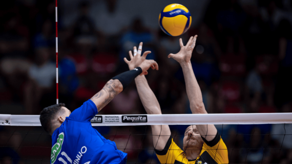 Jogadores de vôlei de Cruzeiro e Praia em ação de ataque e bloqueio (foto: Agência i7/Cruzeiro)