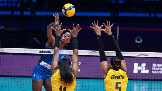 Jogadoras de vôlei de Milano e Praia Clube em ação de ataque e bloqueio, no Mundial de Clubes (foto: Divulgação/FIVB)