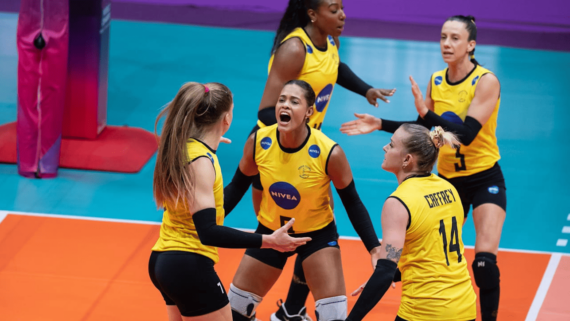 Jogadoras do Praia Clube celebrando ponto diante do Nec Red, pelo Mundial de Clubes (foto: Divulgação/FIVB)