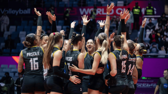 Jogadoras de vôlei do Praia Clube celebrando vitória diante do Ninh Binh, pelo Mundial de Clubes (foto: Divulgação/FIVB)