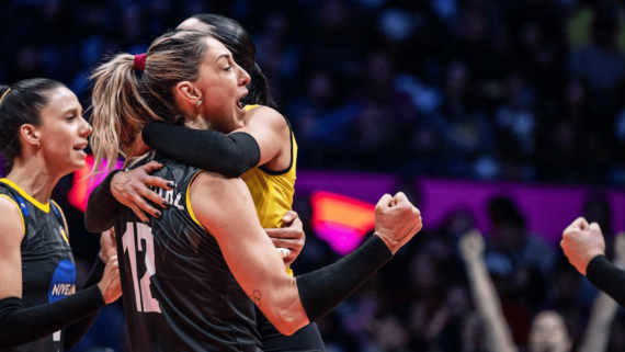 Gattaz e Natinha, jogadoras de vôlei do Praia Clube, celebrando ponto no Mundial de Clubes (foto: Divulgação/FIVB)