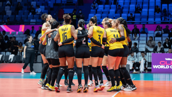 Jogadoras de vôlei do Praia Clube celebrando vitória em partida pelo Mundial de Clubes (foto: Divulgação/FIVB)