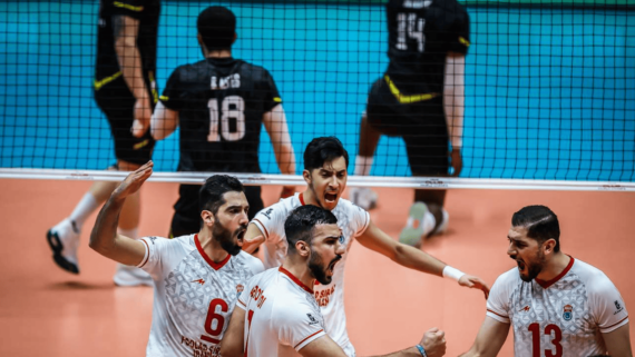 Jogadores do Foolad, do Irã, comemorando ponto sobre o Praia Clube, no Mundial (foto: Divulgação/FIVB)