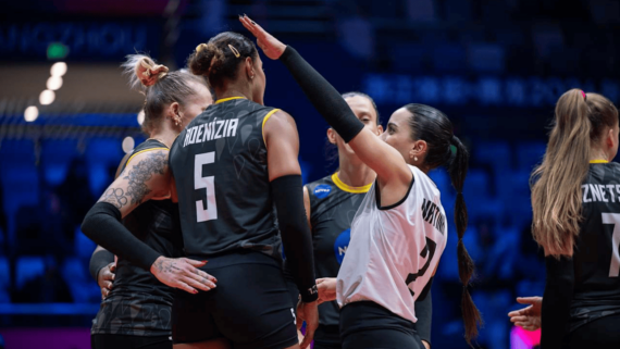 Jogadoras de vôlei do Praia Clube comemorando ponto no Mundial de Clubes (foto: Divulgação/FIVB)