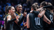 Jogadoras de vôlei do Praia Clube celebrando ponto no Mundial de Clubes (foto: Divulgação/FIVB)