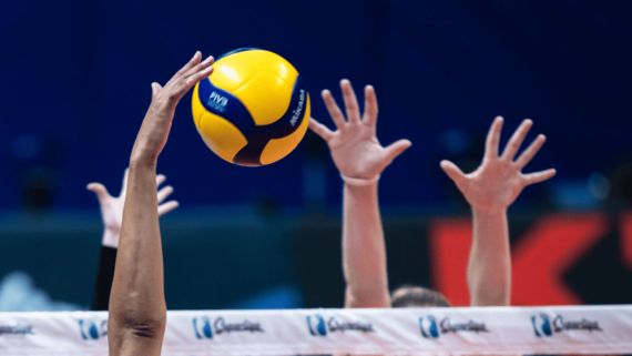 Jogadoras em momento de bloqueio na Superliga Feminina de Vôlei (foto: Hedgard Moraes/Minas Tênis Clube)