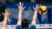 Jogadores de vôlei em ação de bloqueio na Superliga Masculina (foto: Agência i7/Cruzeiro)