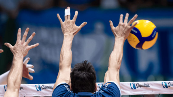 Jogadores de vôlei em ação de bloqueio na Superliga Masculina (foto: Agência i7/Sada Cruzeiro)