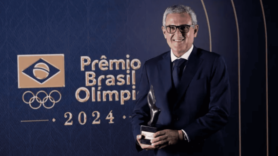 José Roberto Guimarães, técnico da Seleção Brasileiro, com Troféu Adhemar Ferreira da Silva em mãos (foto: Alexandre Loureiro/COB)