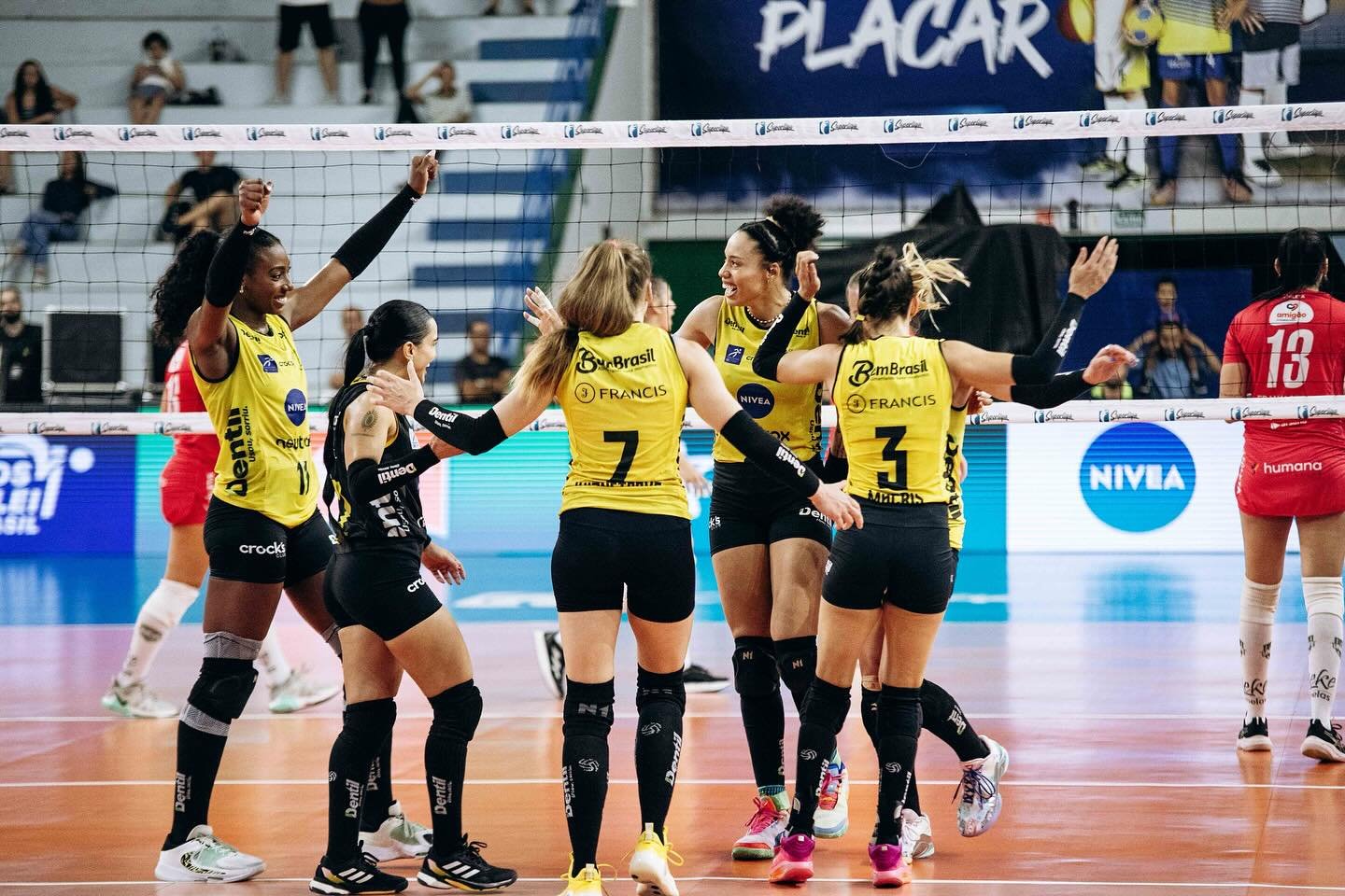 Praia Clube venceu e permanece na liderança da Superliga (foto: EliezerEsportes/Praia Clube)