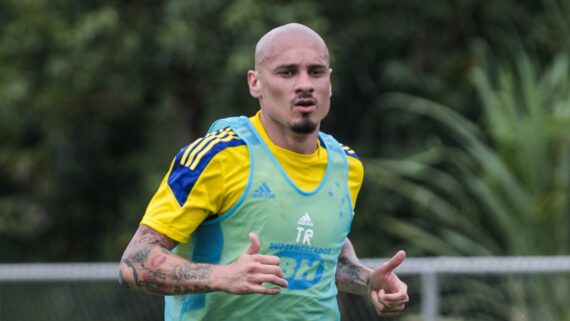 Zagueiro Maicon treina com camisa do Cruzeiro (foto: Gustavo Aleixo/Cruzeiro)