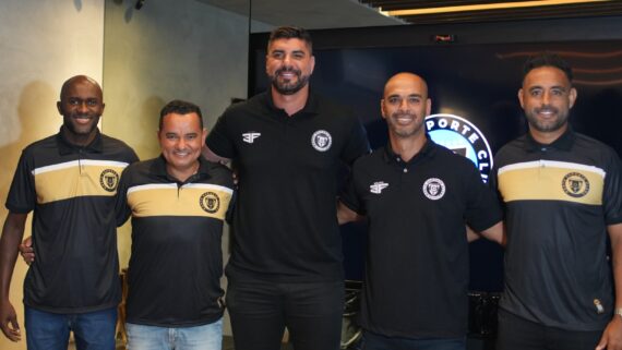 Identificação da comissão técnica do North na foto (Da E para D): Leandro Santos (analista de Desempenho), Donizete Amorim (gerente de Futebol), Victor Oliveira (presidente do clube), Marlon Araújo (diretor executivo) e Werley Silva (auxiliar técnico) (foto: North Clube/ Divulgação)