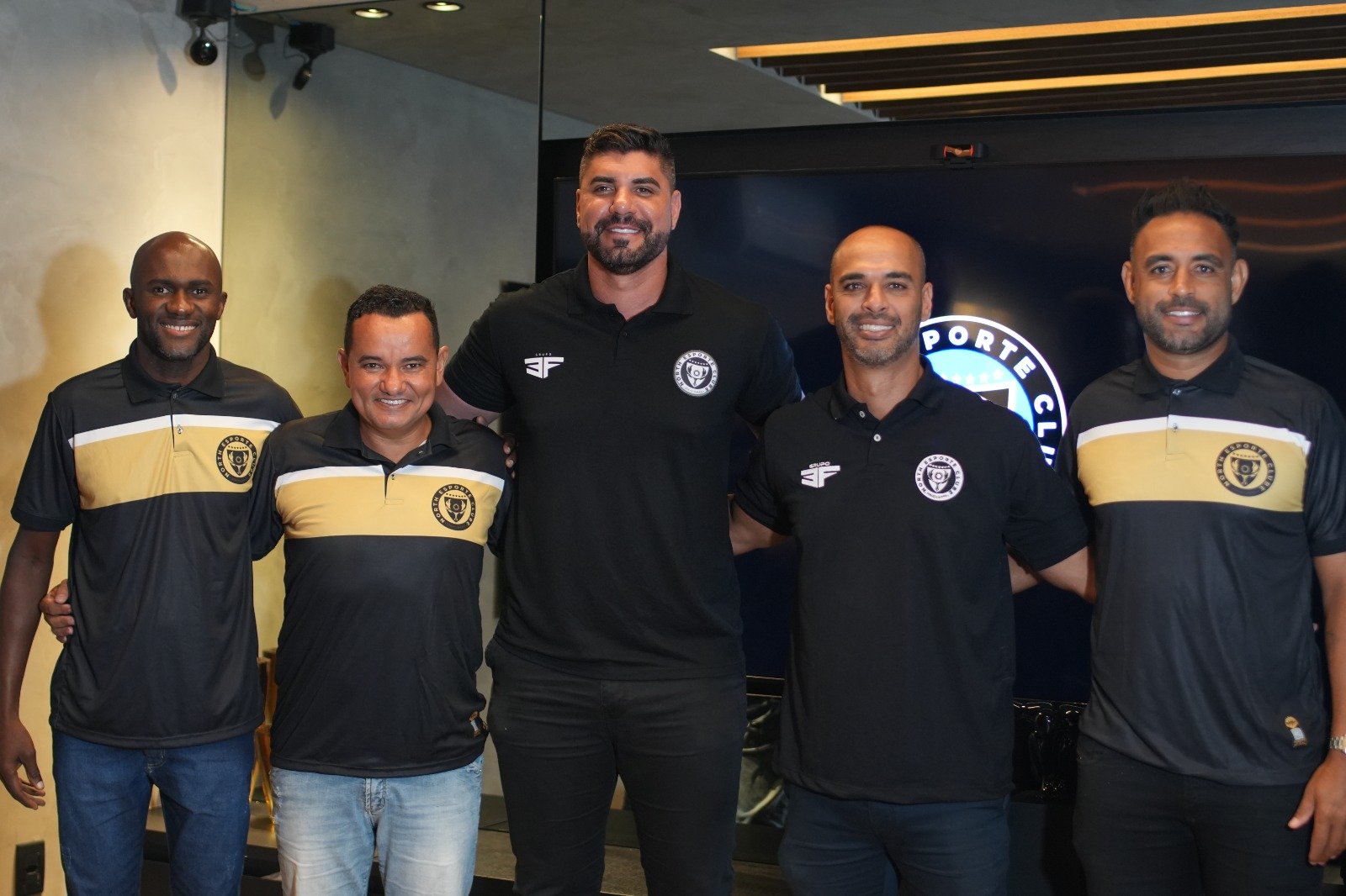 Identificação da comissão técnica do North na foto (Da E para D): Leandro Santos (analista de Desempenho), Donizete Amorim (gerente de Futebol), Victor Oliveira (presidente do clube), Marlon Araújo (diretor executivo) e Werley Silva (auxiliar técnico) (foto: North Clube/ Divulgação)