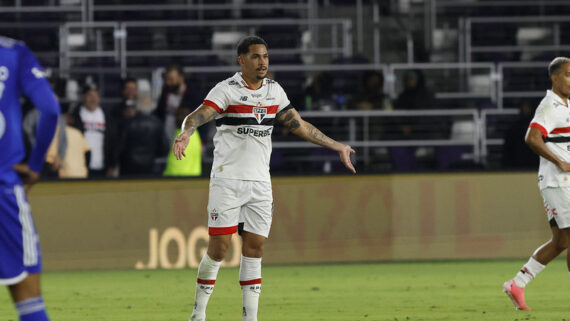 Luciano em campo com camisa do São Paulo (foto: Rubens Chiri / São Paulo FC)