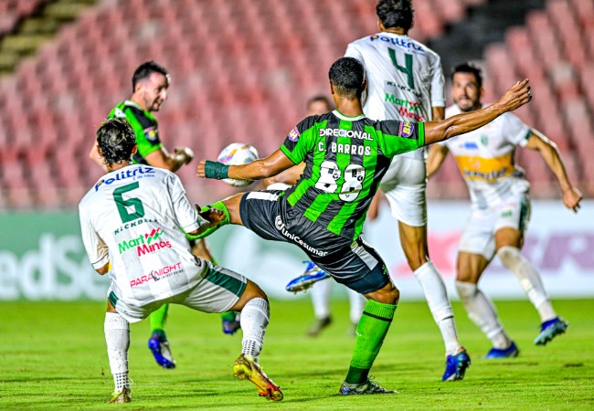 América amarrada com UberlânDia em Parque do Sabiá - (Foto: Mourão Panda/America)